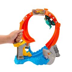 JFR08 Hot Wheels Monster Trucks Dönen Corkscrew Shark Çarpışması